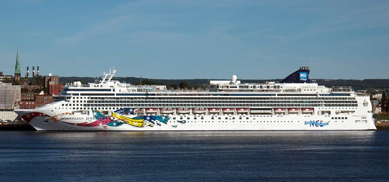 Norwegian Jewel cruise ship, lead vessel of NCL's Jewel-class fleet
