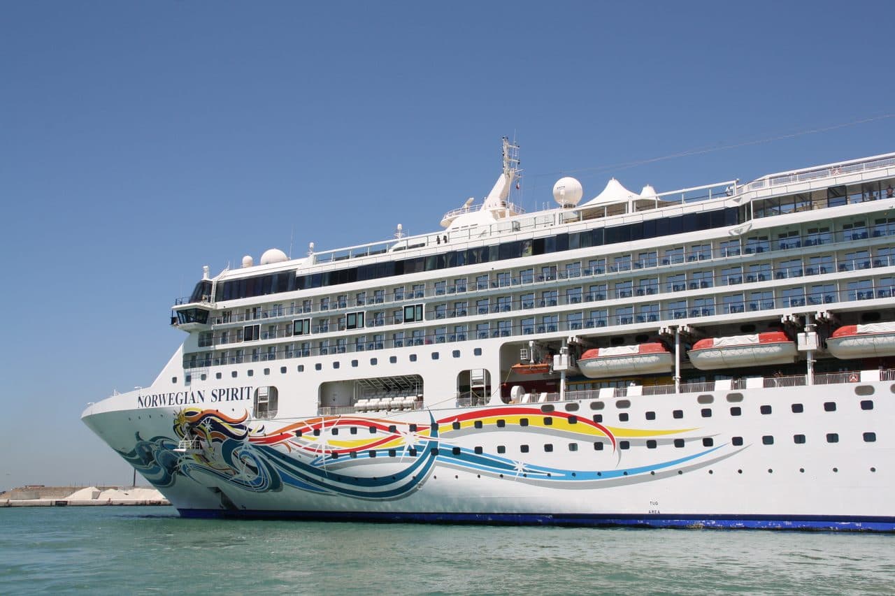 Norwegian Spirit departing port