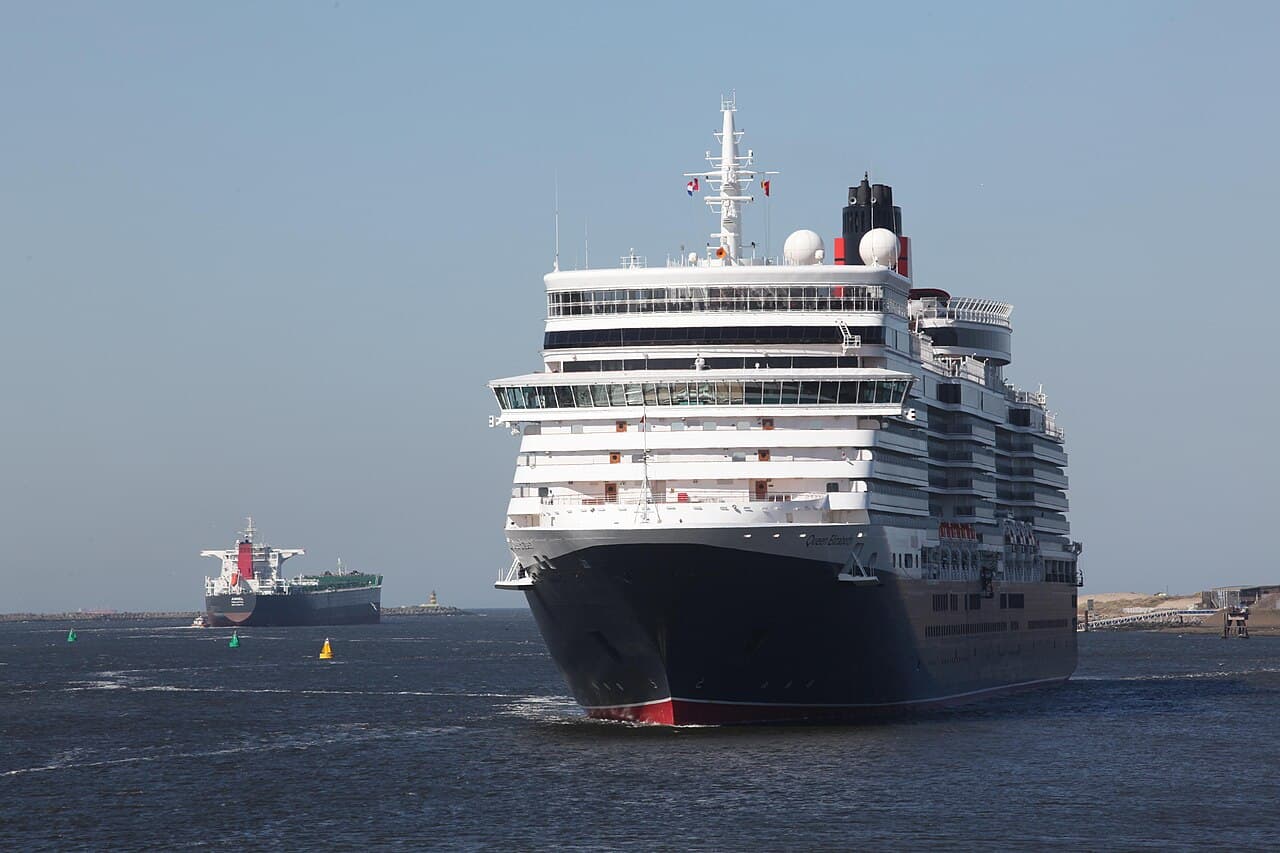Cunard's Queen Elizabeth arriving at IJmuiden