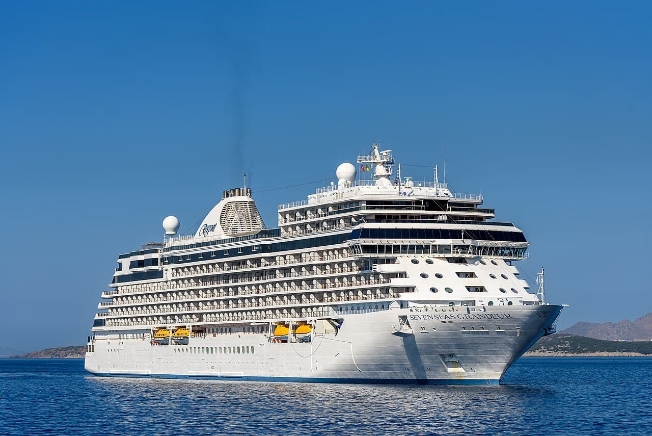 Regent Seven Seas Grandeur at sea