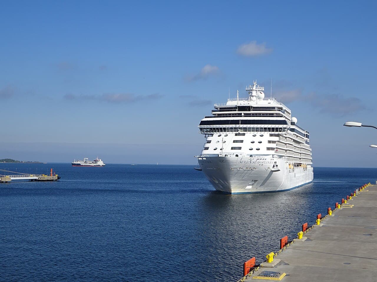 Seven Seas Splendor approaching Tallinn