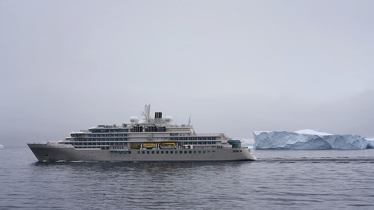 Silver Endeavour in the Gerlache Strait, Antarctica